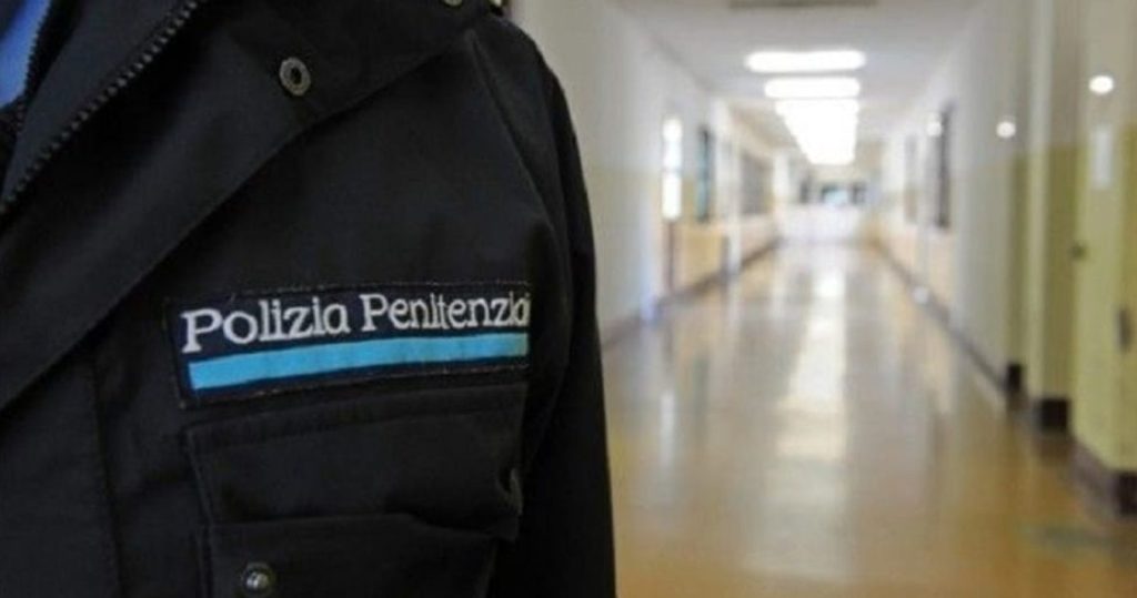 suicidio aversa poliziotto