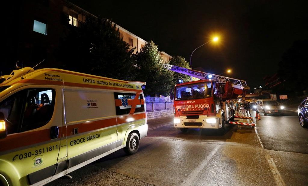 aversa uomo precipita secondo piano morto