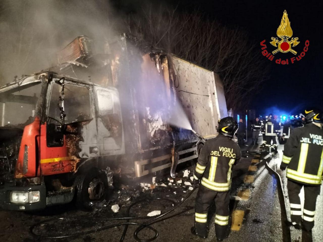 incendio-camion-avellino-salerno-3-marzo