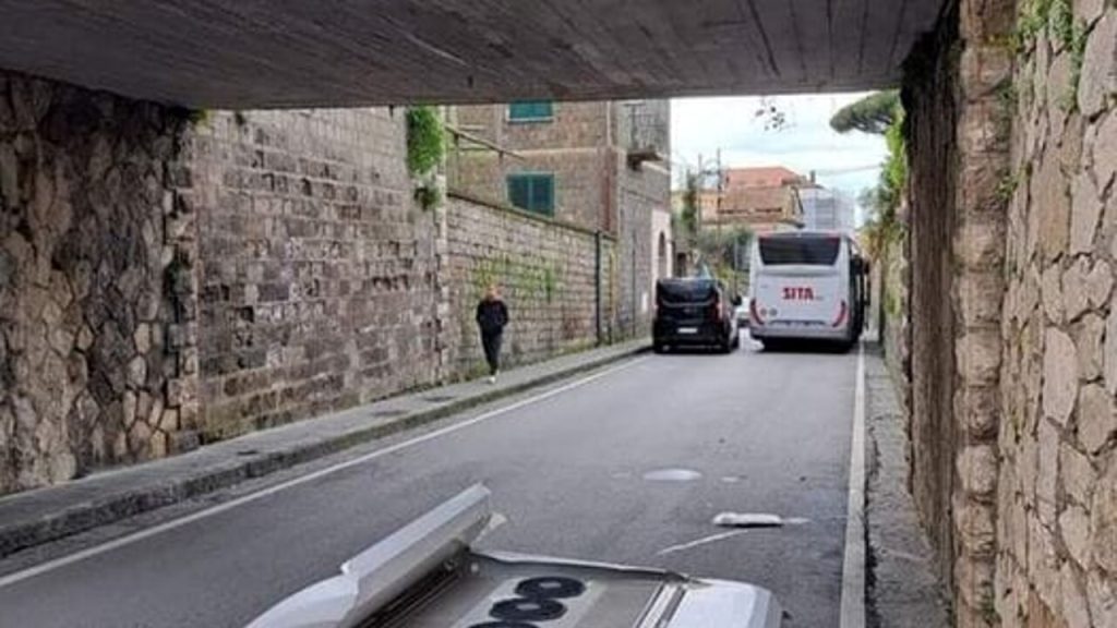 autobus perde condizionatore cavalcavia piano sorrento