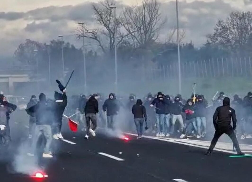 scontri tifosi roma napoli a1 oggi perquisizioni