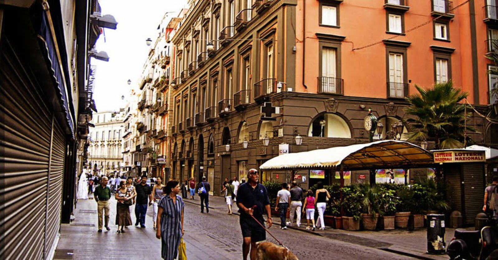 napoli furto negozio via toledo