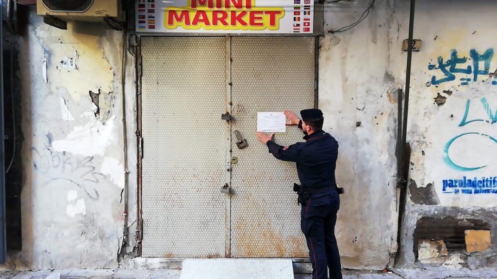 napoli-chiuso-minimarket-etnico