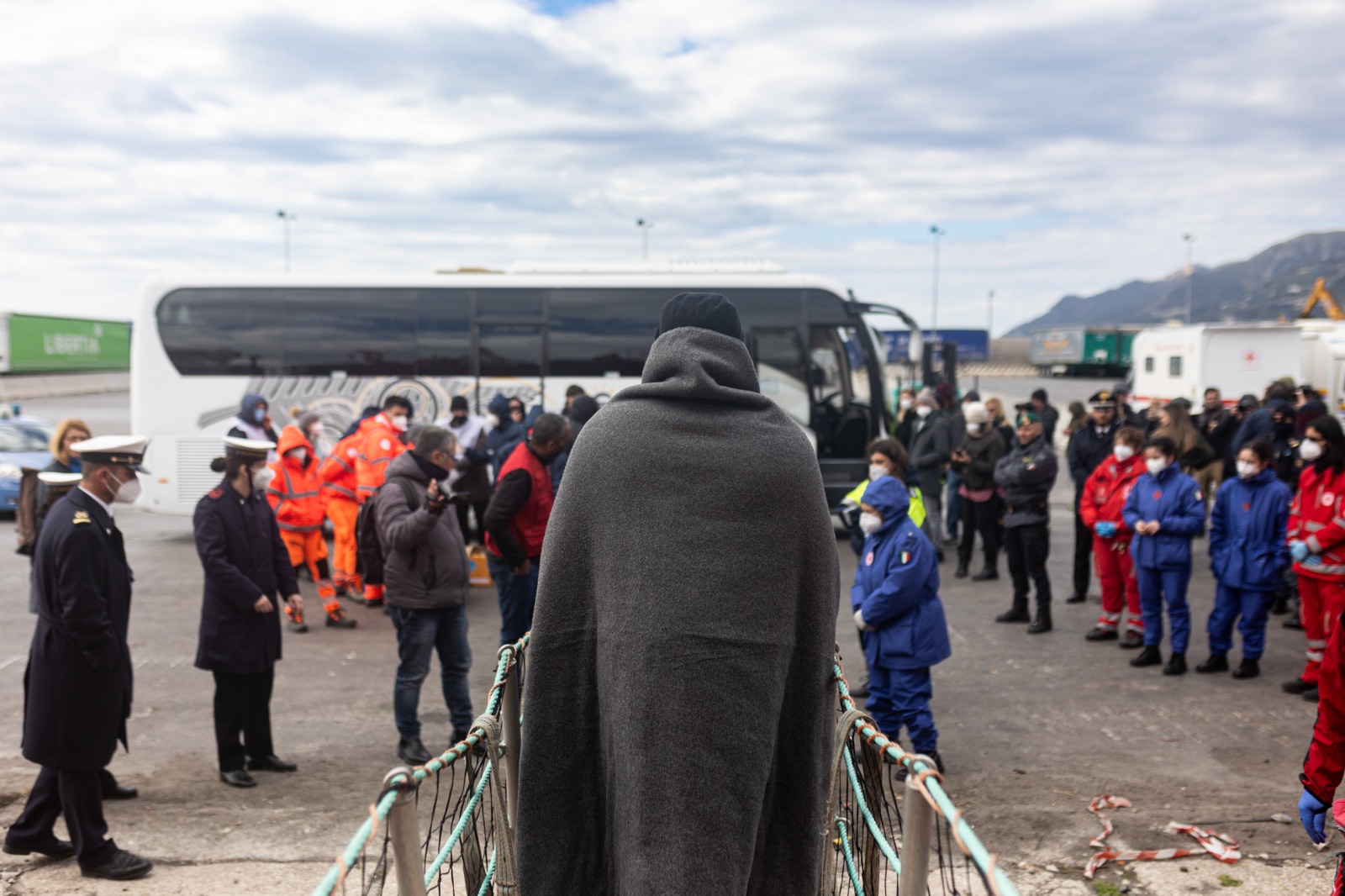 salerno-sbarco-migranti-ocean-viking-terminato