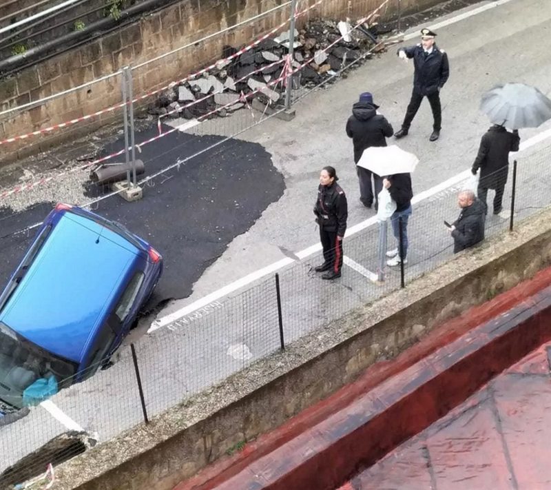 napoli voragine auto