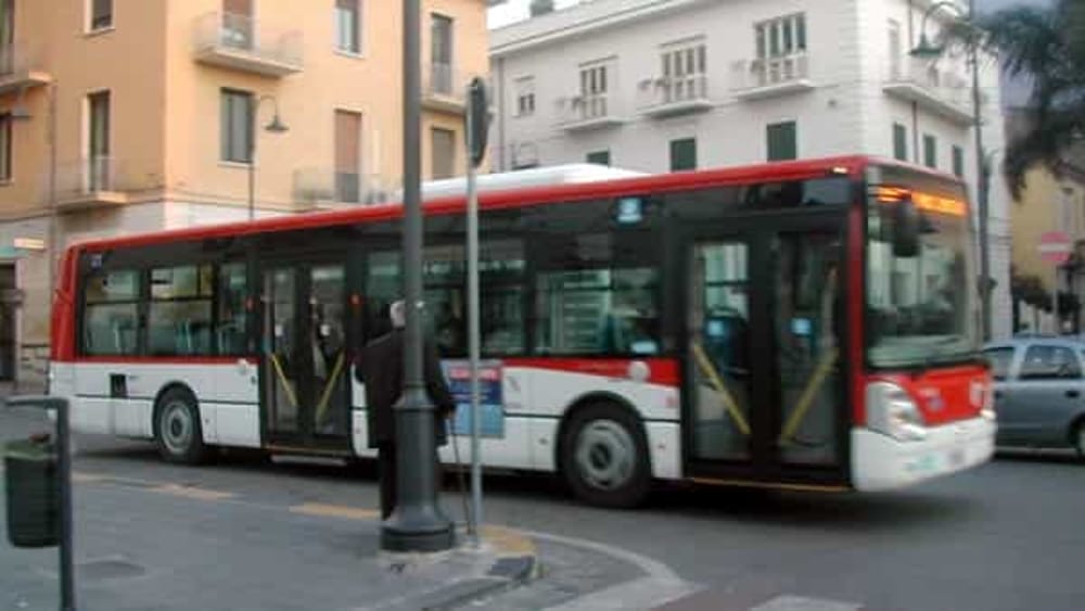 sant'antimo lancio pietre autobus