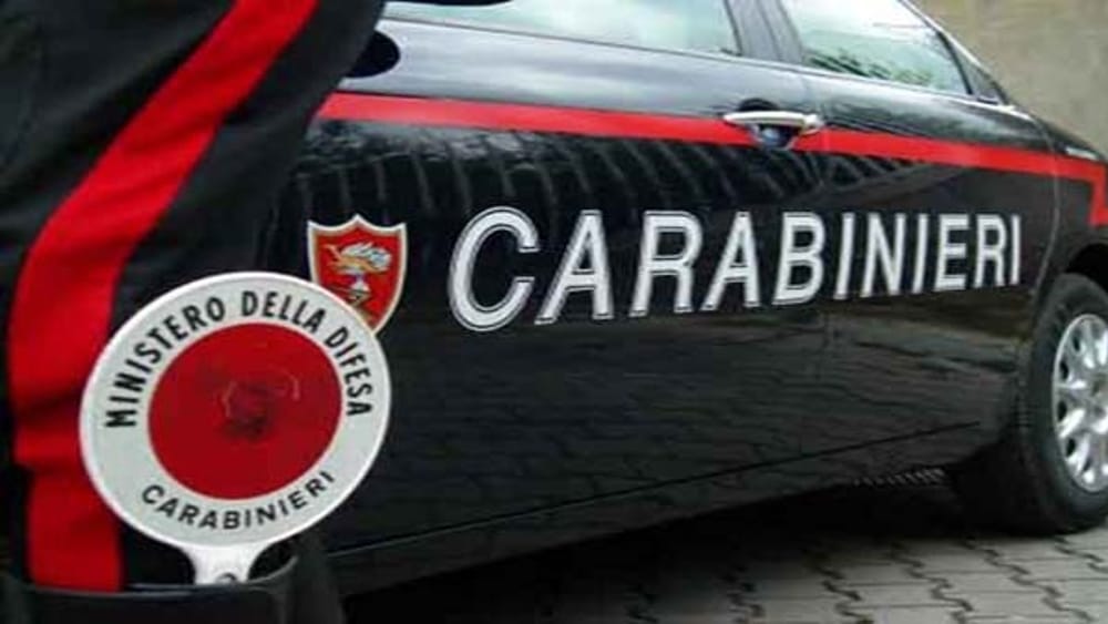 scambiano bustoni droga parcheggio centro commerciale arresti