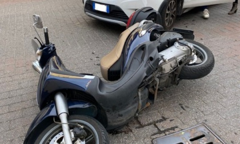 cava de tirreni scooter contro marciapiede