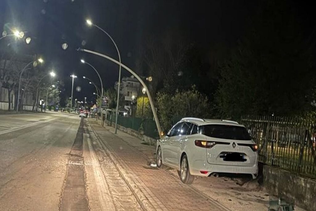 auto contro palo santa maria capua vetere