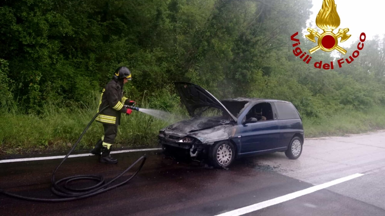 incendio Avellino automobile