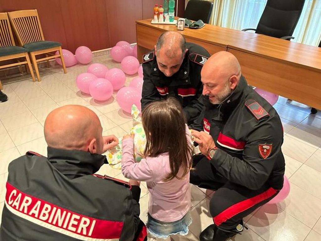 napoli-carabinieri-salvano-bambina-crisi-epilettica-scuola