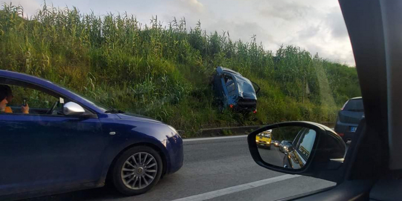 auto fuori strada varcaturo incidente