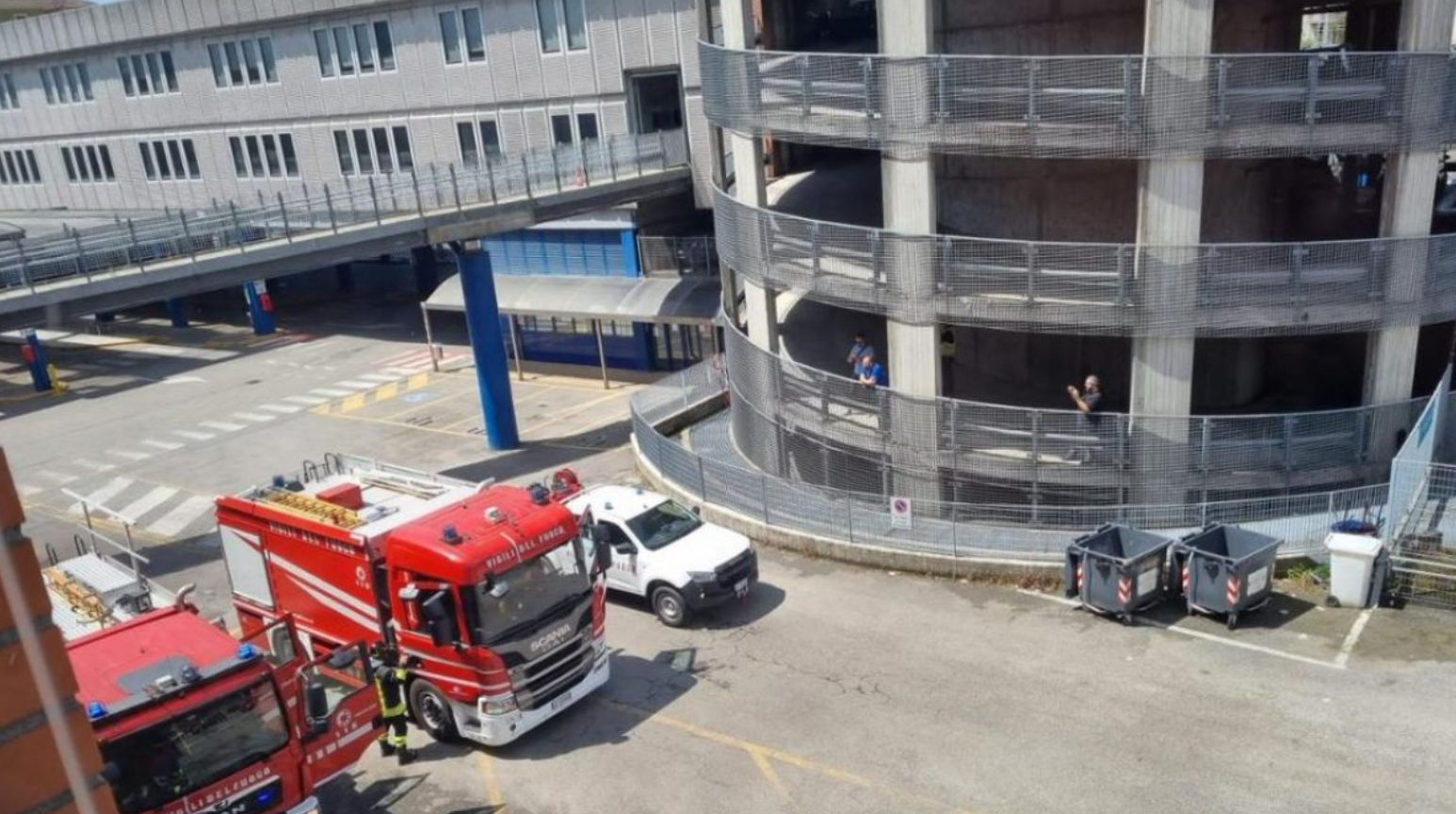 pavia esplode auto parcheggio centro commerciale