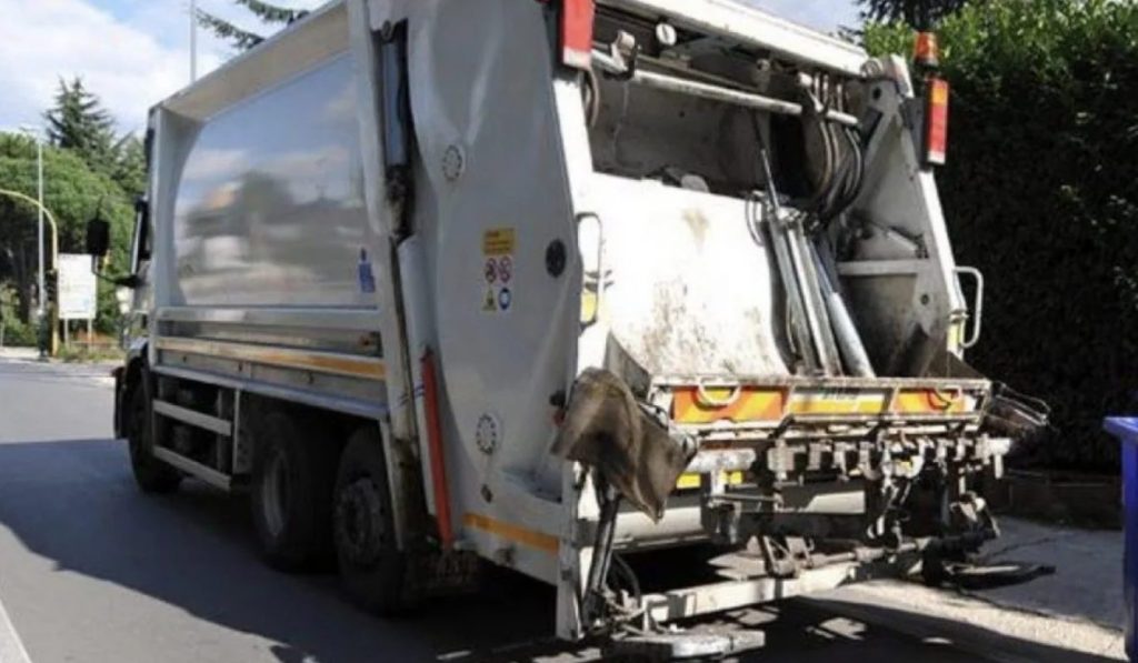 caserta rubato camion rifiuti