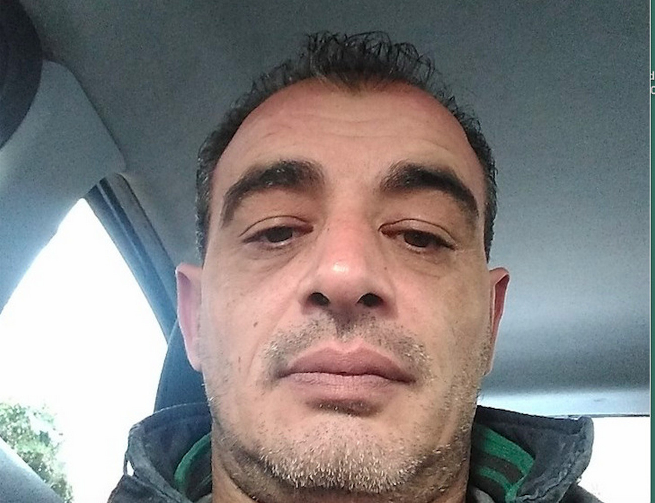 bomba-acqua-forino-maltempo-avellino-oggi-25-maggio-mortoIl sindaco Pasquale De Santis è addolorato per l'incidente avvenuto ieri pomeriggio in un castagneto in località Varosano a Contrada. Il 45enne Michele Spagnuolo è stato travolto dalla sua macchina. Esperto giardiniere, stava svolgendo lavori agricoli. Il ritrovamento del corpo senza vita è avvenuto in concomitanza con la bomba d'acqua che si è scaricata all'improvviso in quella zona e ha allagato la vicina Celzi di Forino. A ritrovarlo esanime è stato il proprietario del fondo che è andato sul posto per sincerarsi delle sue condizioni. Quando è arrivato nel castagneto si è trovato di fronte la terribile scena. Ha allertato subito i soccorsi, ma il cuore del 45enne aveva già cessato di battere. I carabinieri stanno eseguendo tutti gli accertamenti per capire la dinamica dell'incidente. La vettura, una Fiat Panda, era parcheggiata in una zona in pendenza. L'uomo non avrebbe inserito bene il freno. Ma non si esclude neanche che il terreno inzuppato d'acqua abbia fatto scivolare il veicolo e Spagnuolo stesse provando a metterlo in sicurezza. Si valuta, inoltre, l'ipotesi che il dramma si sia consumato qualche ora prima del ritrovamento. Ipotesi che sono al vaglio dei militari dell'Arma. La salma è stata trasportata all'obitorio dell'ospedale Moscati dopo che il medico legale ha effettuato un primo esame esterno. La drammatica notizia ha sconvolto l'intera comunità di Contrada. Michele Spagnuolo non era sposato. Viveva con i suoi genitori. Un instancabile lavoratore. Svolgeva soprattutto lavori di giardinaggio e agricoli. Ieri era impegnato nel fondo di un suo compaesano. Ma qualcosa è andato storto e il destino gli ha voltato le spalle. Il sindaco di Contrada, Pasquale De Santis, non appena ricevuta ha raggiunto il luogo della tragedia dando il massimo supporto alla famiglia. «La comunità è sotto choc. Non c'è alcuna spiegazione. È frastornata, è rimasta senza parole. Un ragazzo perbene, componente di una famiglia che si è sempre fatta volere bene in paese e stimare. In segno di rispetto proclamerò il lutto cittadino nel giorno dei funerali. Il comitato Festa ha sospeso i festeggiamenti sia civili sia religiosi in onore di San Michele Arcangelo a data da destinarsi. Festeggiamenti che erano previsti per questo fine settimana. Ma il dolore è troppo forte per tutti noi», conclude il sindaco De Santis.