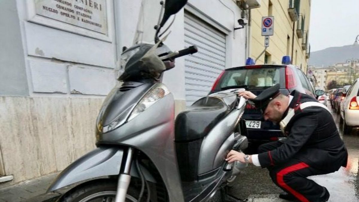 Casandrino, tentano di rubare un motorino, furto sventato dal proprietario