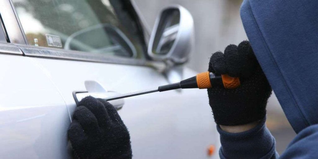 napoli arrestato furto automobile