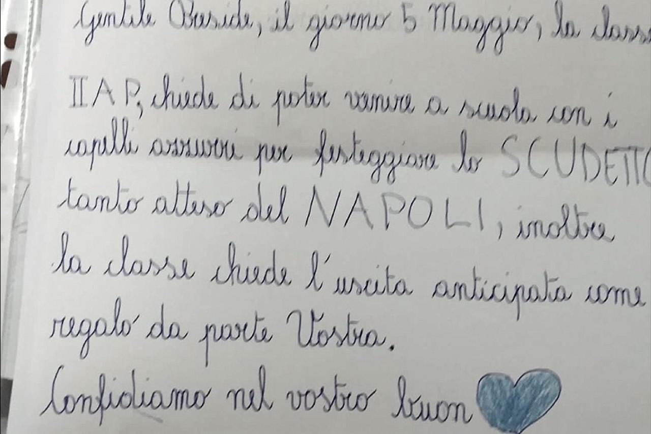 scudetto napoli lettera bambini preside capelli azzurri