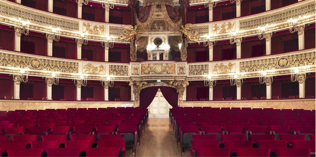 teatro san carlo minuto silenzio silvio berlusconi pubblico fischia