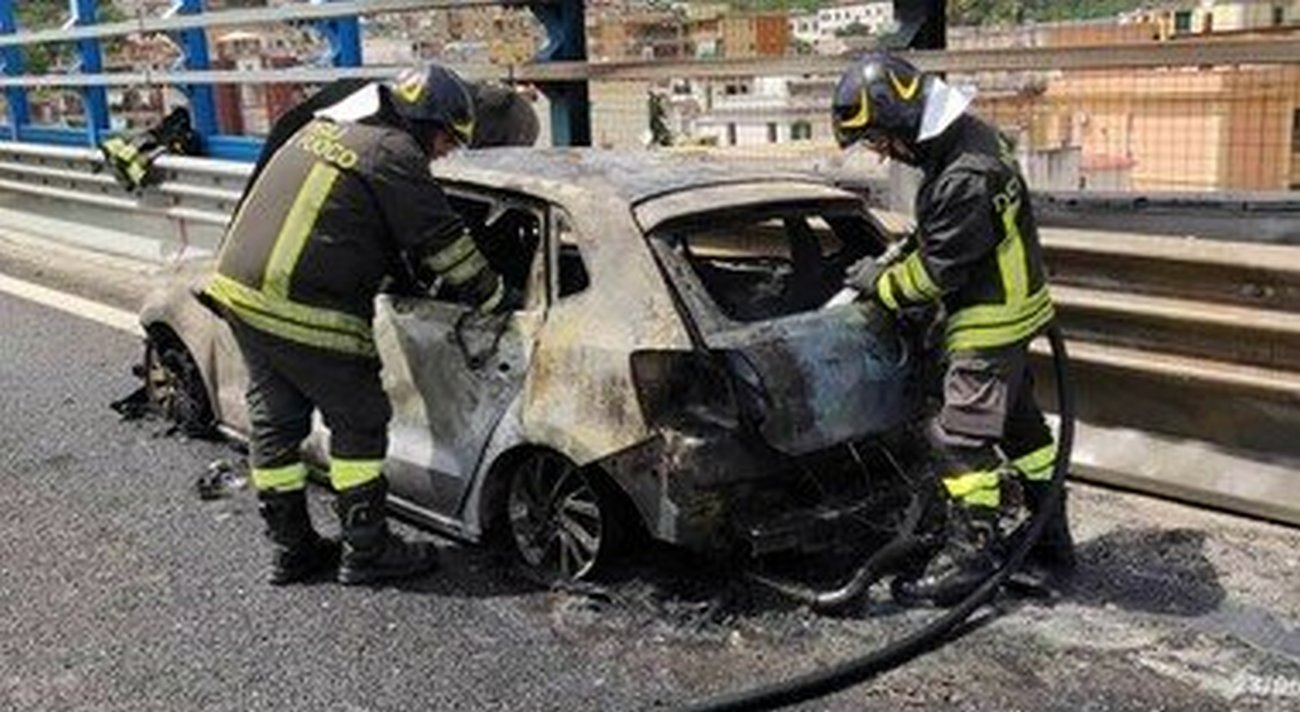 napoli-auto-cnr-incendio-tangenziale-prototipo