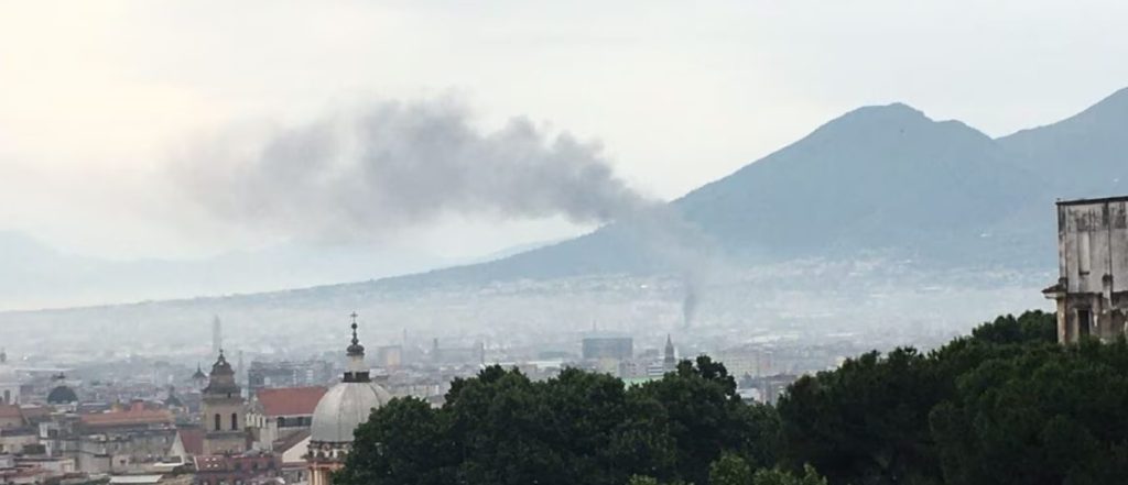 napoli incendio fabbrica ex whirlpool oggi 5 giugno