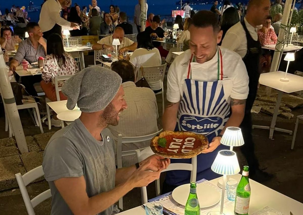 coldplay napoli pizza sorbillo dedica band