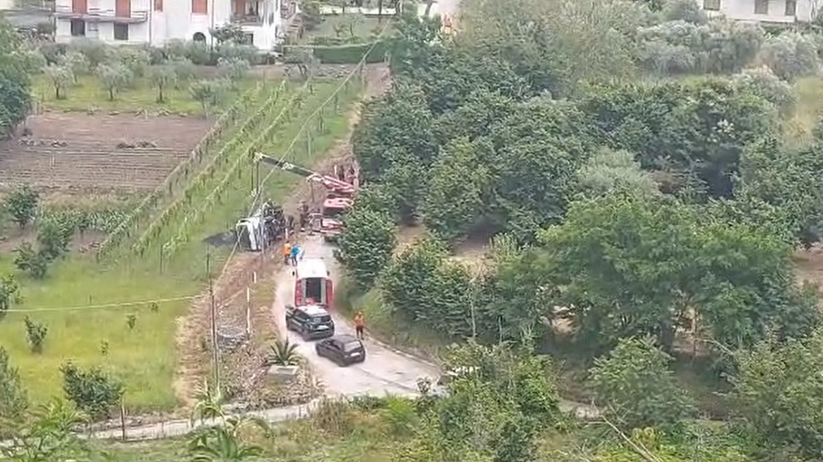 torre le nocelle camion si ribalta terreno