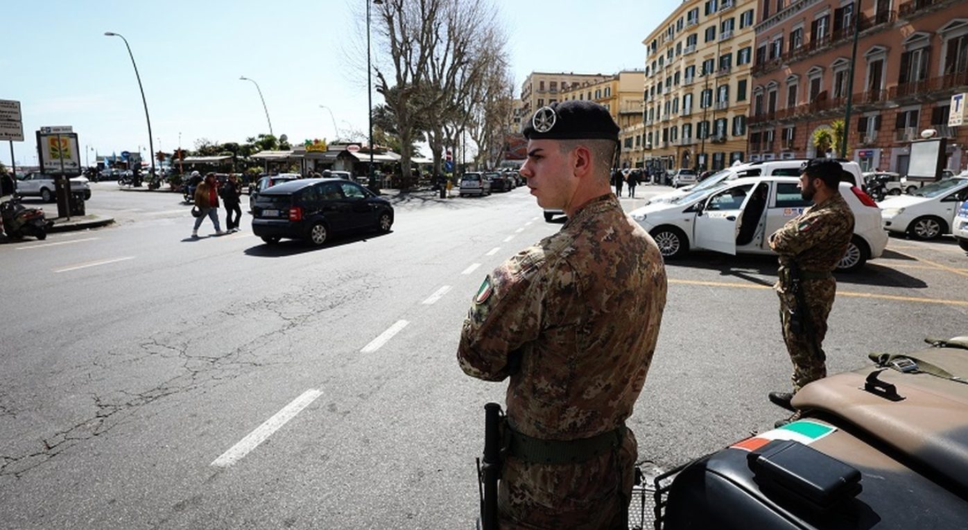 tentata rapina napoli bloccato militari