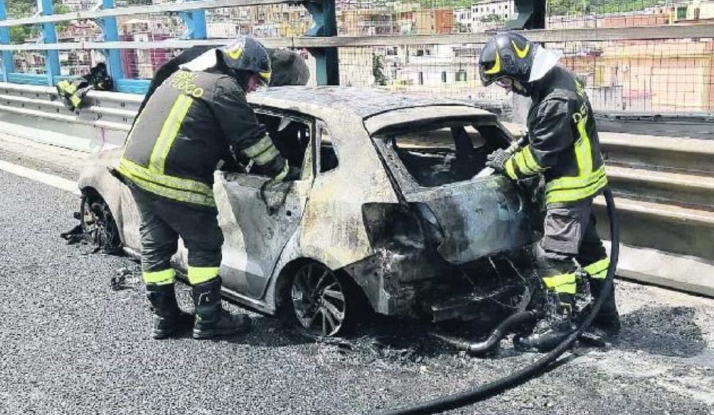 Esplosa auto Tangenziale Napoli