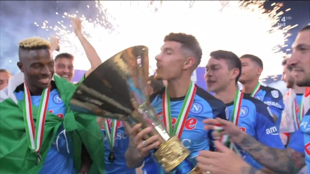 napoli-campione-italia-premiazione-maradona