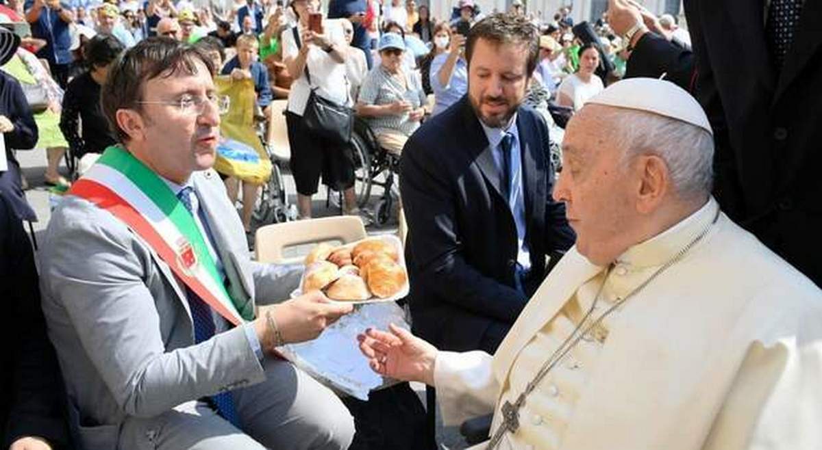 sindaco santa maria la carità regala sfogliatelle papa