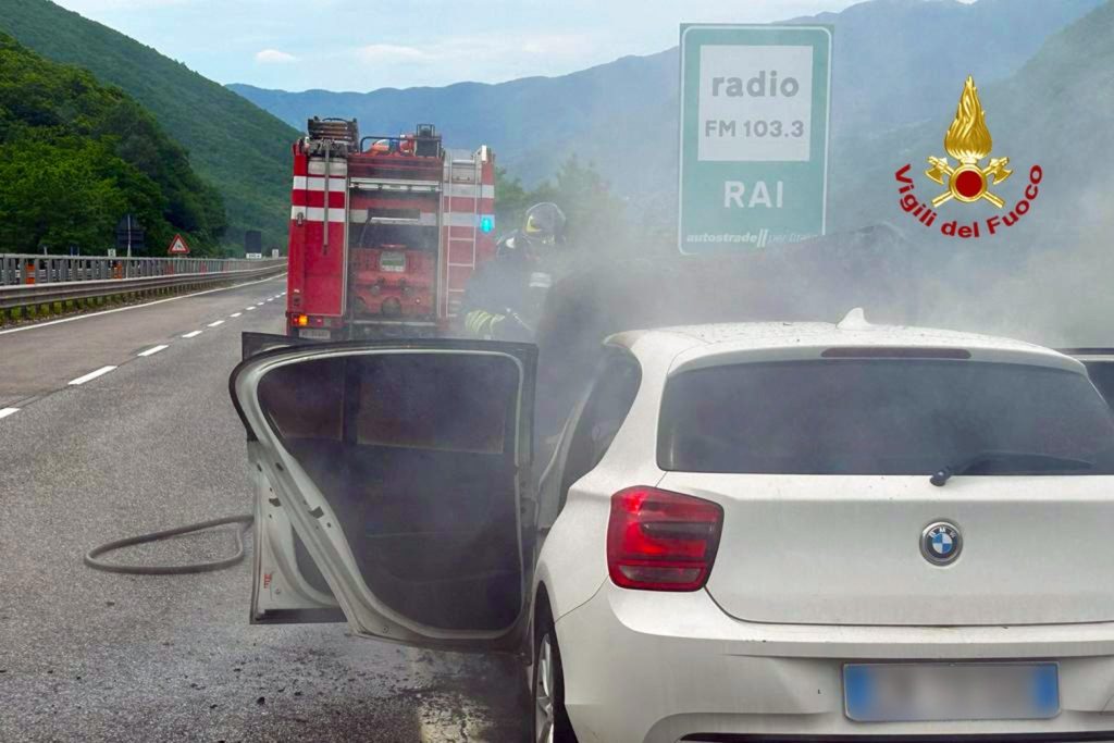 auto fiamme autostrada napoli canosa