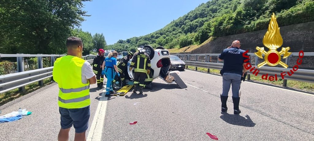 auto si ribalta autostrada avellino