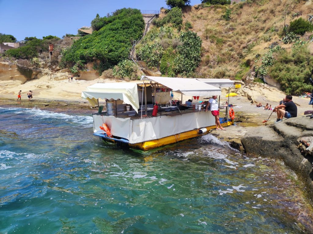 marechiaro-sequestrata-barca-abusiva-ristorante