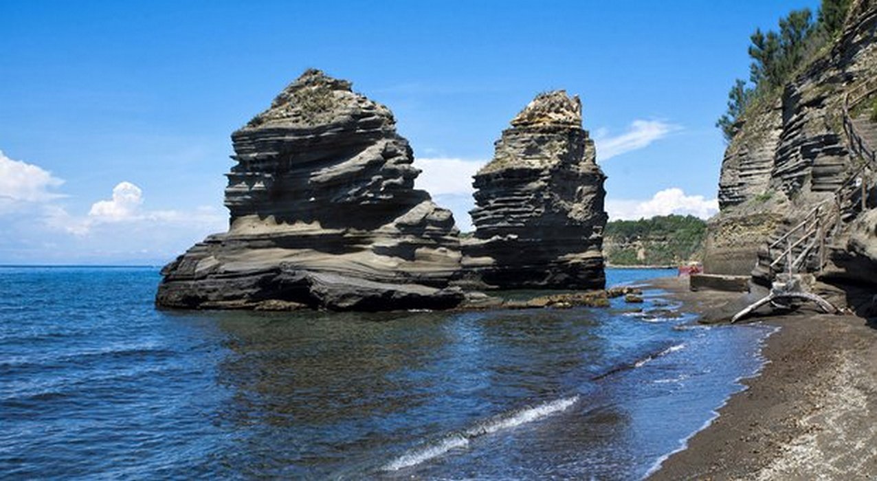 procida smottamento costone spiaggia ferito turista