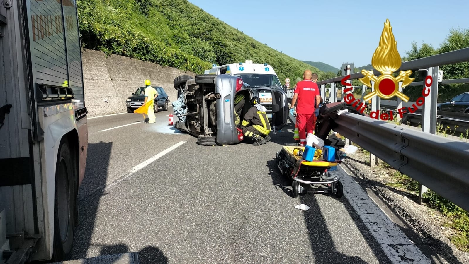 incidente-autostrada-16-monteforte-irpino-auto-ribaltata