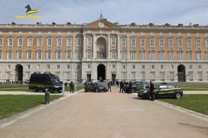 reggia-caserta-operazione-guardia-finanza-gadget-sequestrati