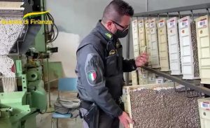 sigarette di contrabbando napoli arresti