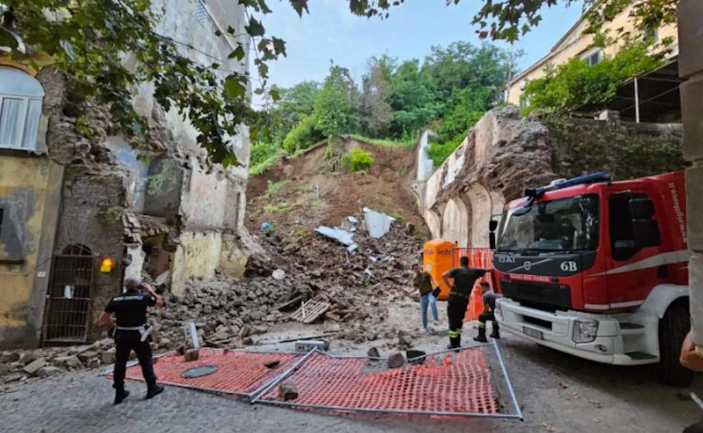 castellammare di stabia crolla terrapiano