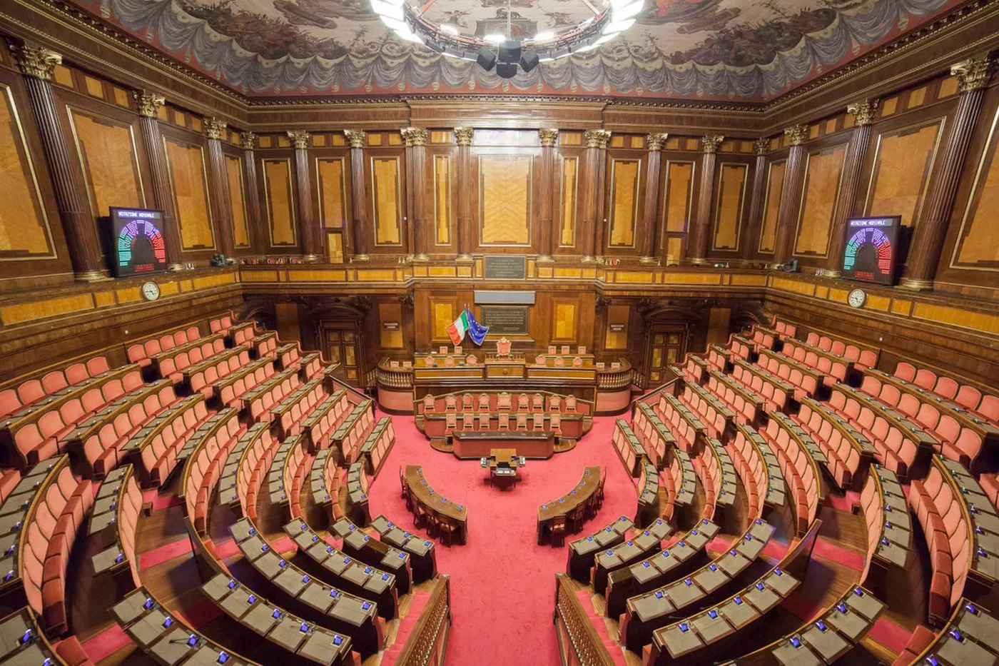 ferie-parlamentari-polemica-vacanze-estate-2023