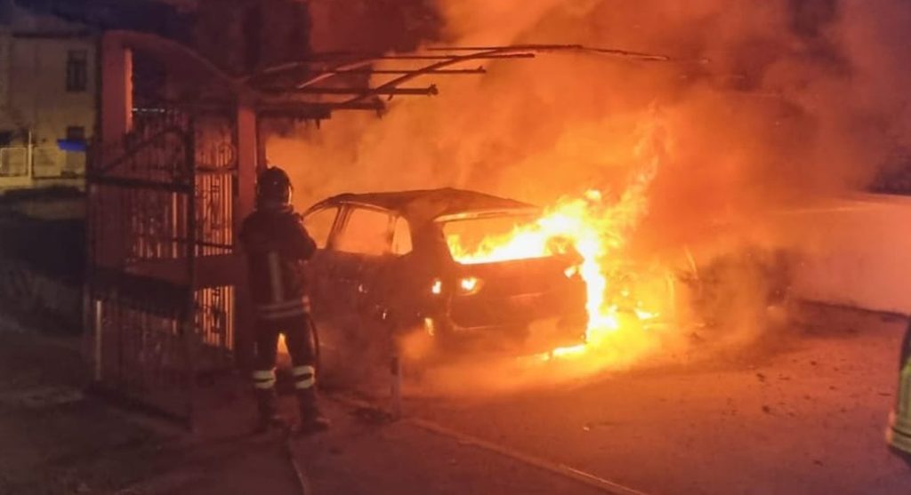 Teverola incendia auto moglie arrestato