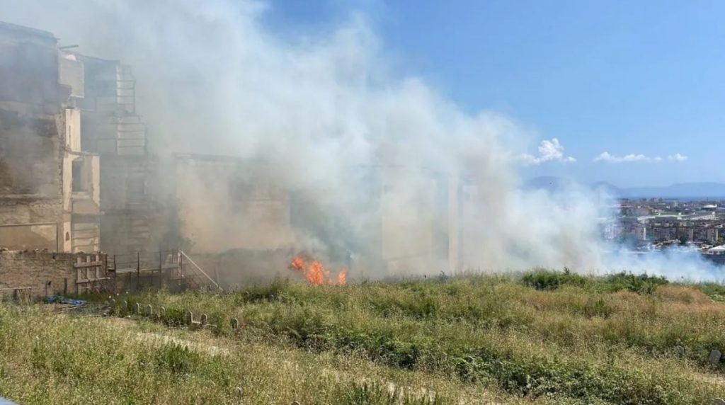 incendio napoli cimitero poggioreale