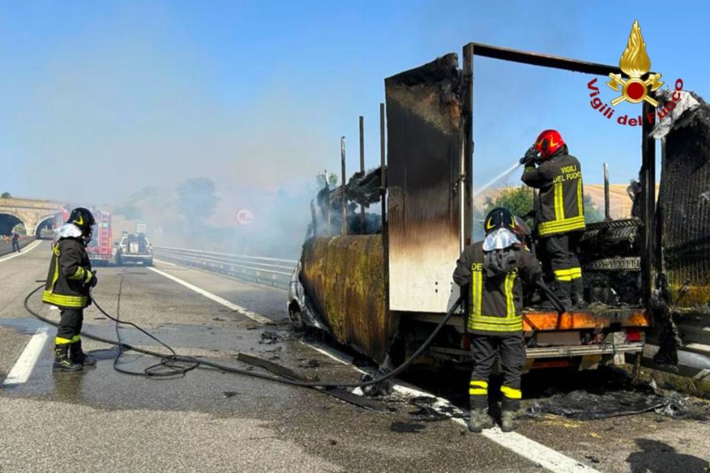 incendio autostrada napoli canosa