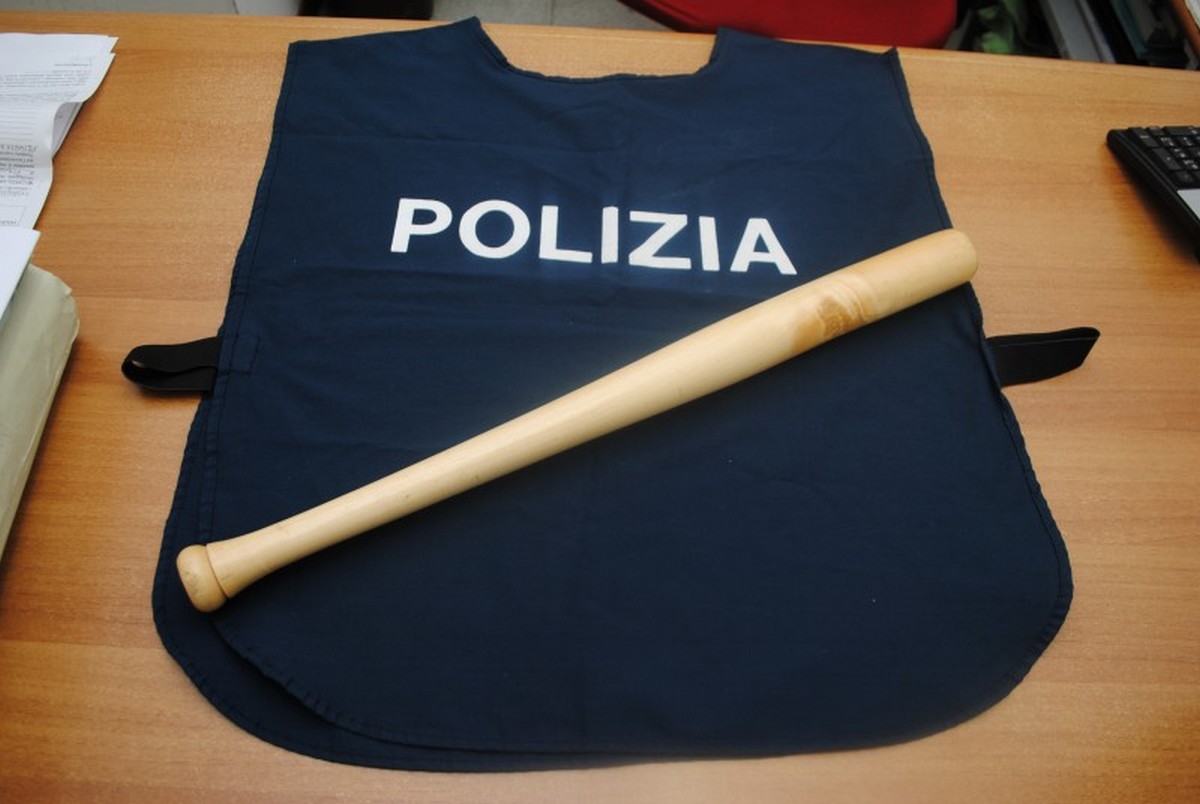 puglianello mazza baseball distrugge bicchieri bar arrestato