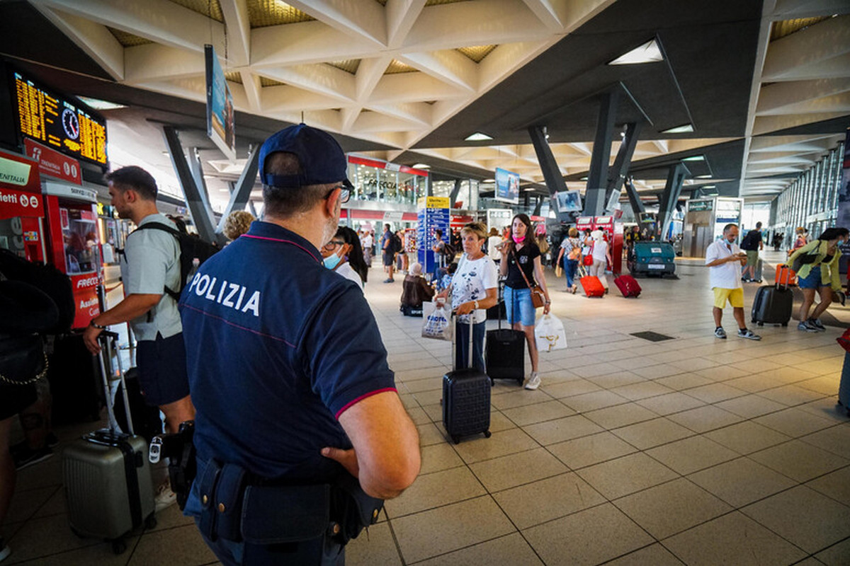 napoli furto turista taxi aggressione agenti arresto