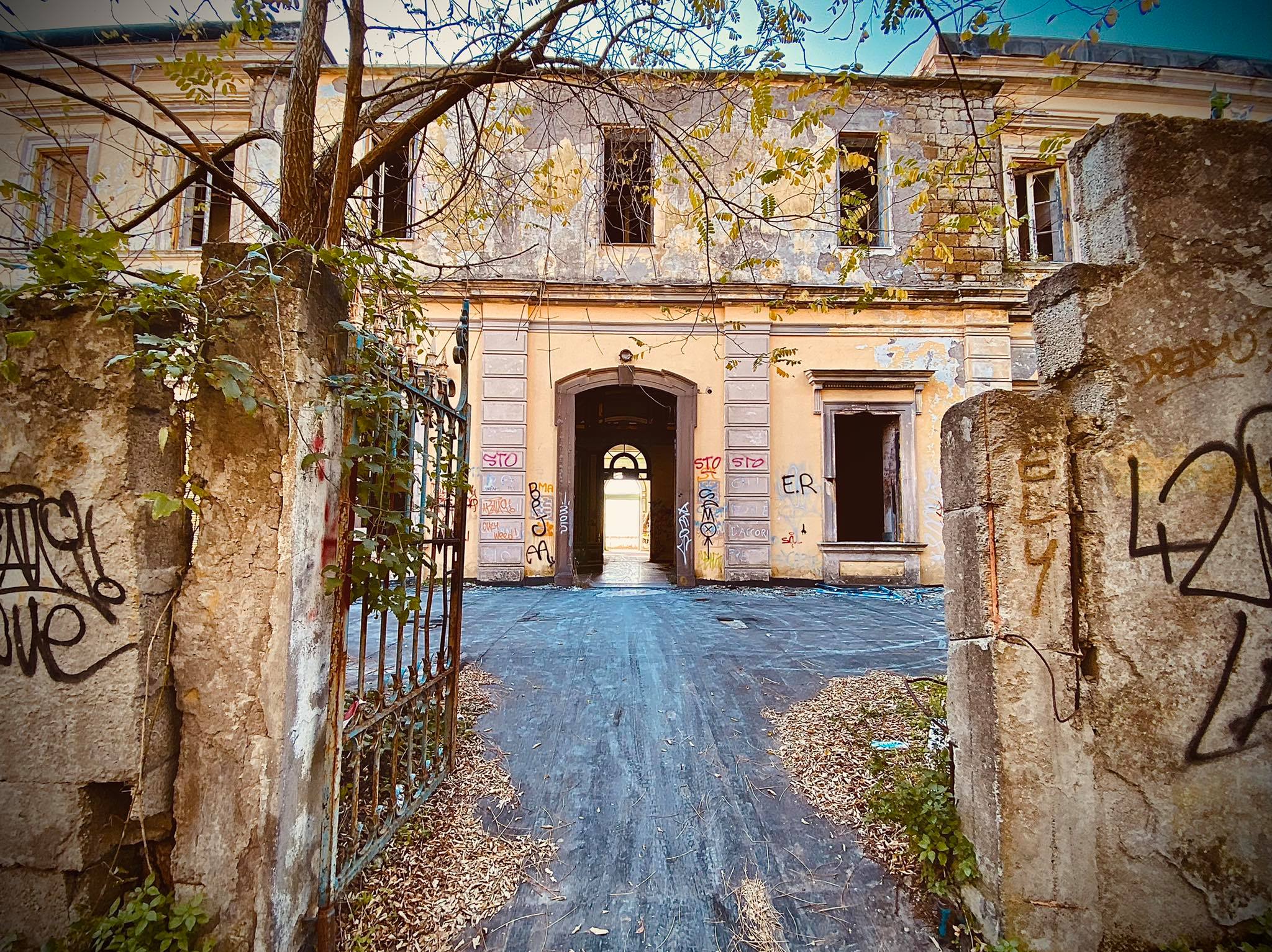 ercolano fotografo precipitato porta finestra ex hotel