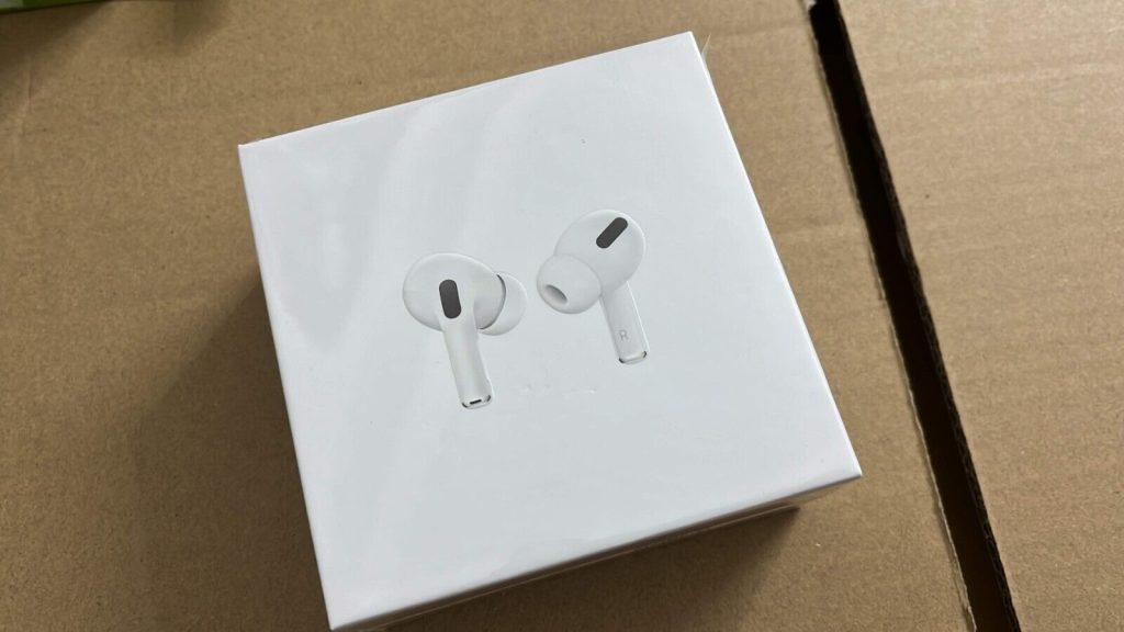 pozzuoli airpods false minorenni denunciati