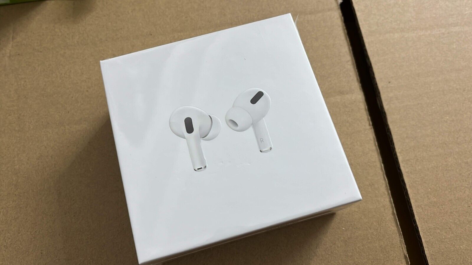 pozzuoli airpods false minorenni denunciati