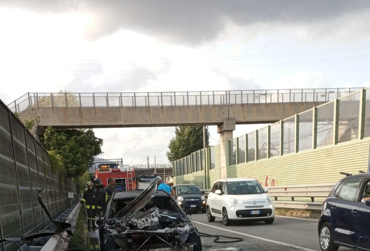 incendio auto raccordo autostradale castellammare di stabia