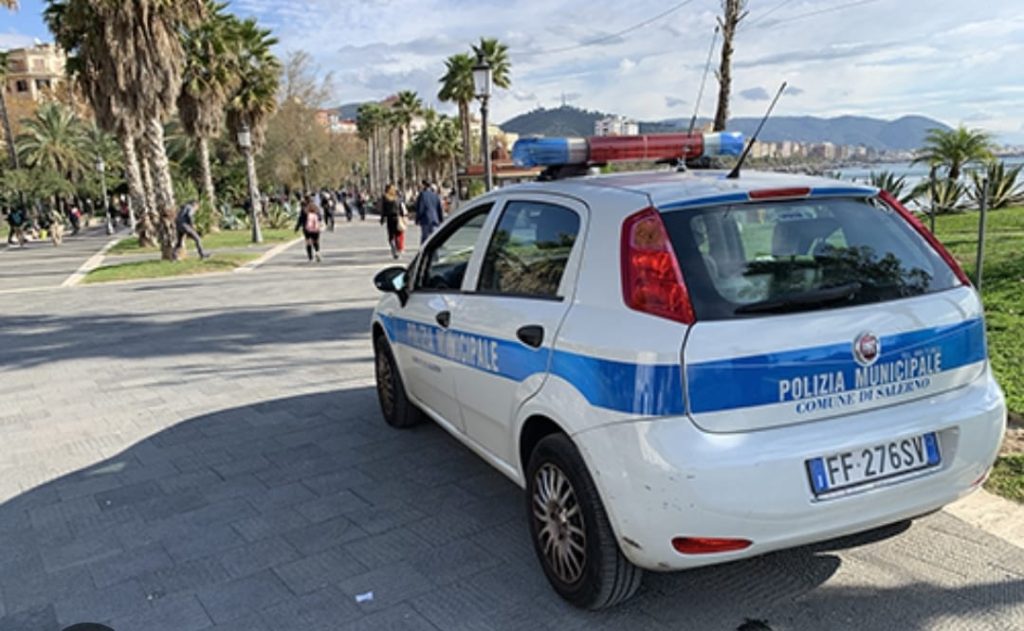 salerno-turista-borsa-scogli-recuperata-polizia-municipale